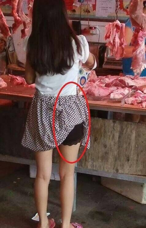 妹子买肉不是卖肉，太尴尬了人物gif搞笑图片