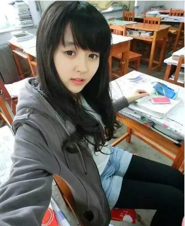 今天班上只有我们两个人人物gif搞笑图片