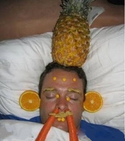 醉酒后，2B伙伴的杰作人物gif搞笑图片