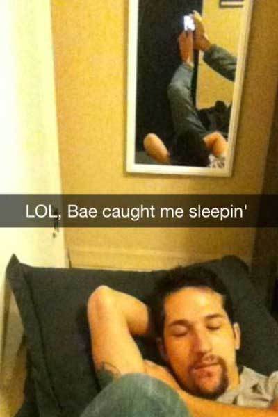 女朋友偷拍我睡觉人物gif搞笑图片