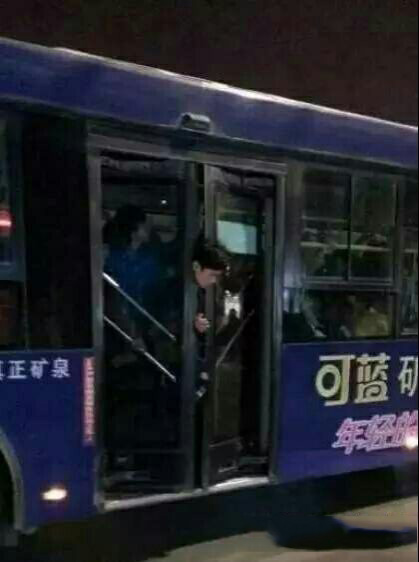 还是外面的空气好人物gif搞笑图片