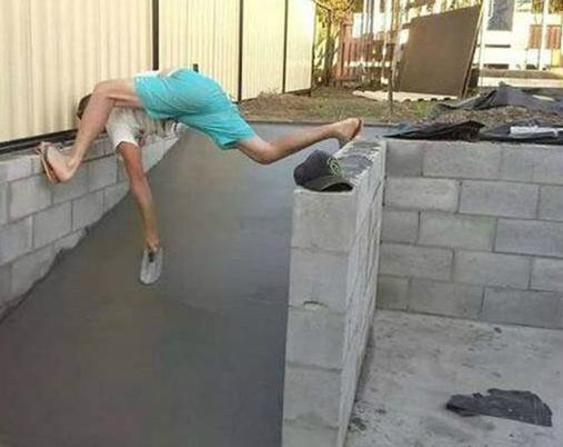 需要用到这么诡异的姿势吗？人物gif搞笑图片