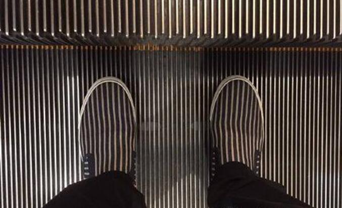 和电梯撞鞋了人物gif搞笑图片