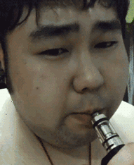 这货吸烟一个鼻子漏气，估计是感冒了？人物gif搞笑图片