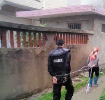 再牛的警察，也斗不过抓他回去相亲的母亲人物gif搞笑图片