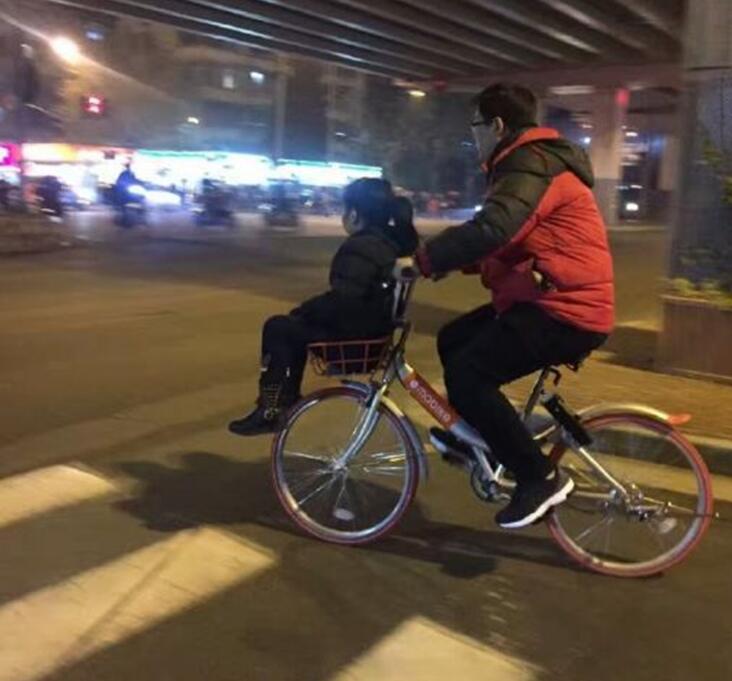 阁下艺高人胆大隔壁老王是亲爸人物gif搞笑图片