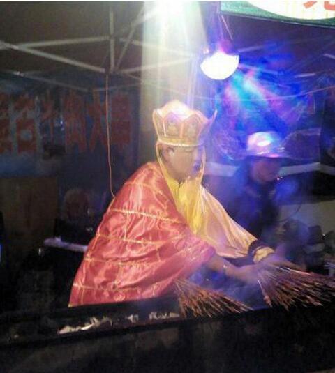 师傅是盘缠不够了把二师兄给卖了吧人物gif搞笑图片