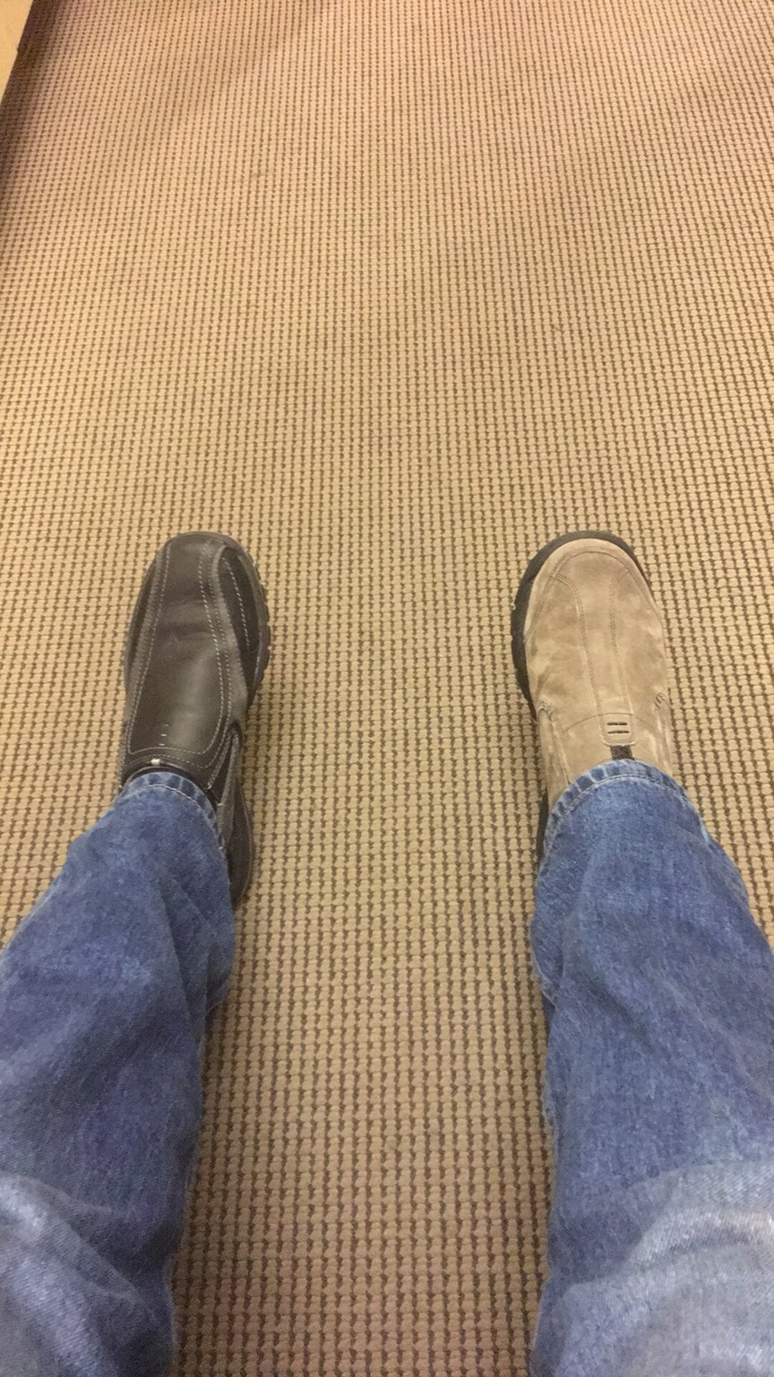 下班了才发现今天穿错鞋子了，呃人物gif搞笑图片