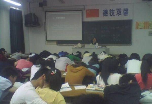 最后一排很抢眼啊人物gif搞笑图片