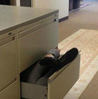 打开抽屉发现里面竟然装着一个妹子人物gif搞笑图片