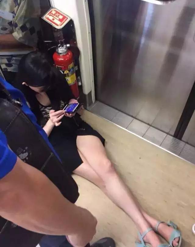 地铁就是人多人物gif搞笑图片