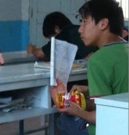 上课的时候，一抬头正好看见这货在贼头贼脑的吃东西人物gif搞笑图片