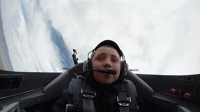 战斗机飞行员不是你相当就能当的，所以一位地勤不相信！于是就去试了下~人物gif搞笑图片