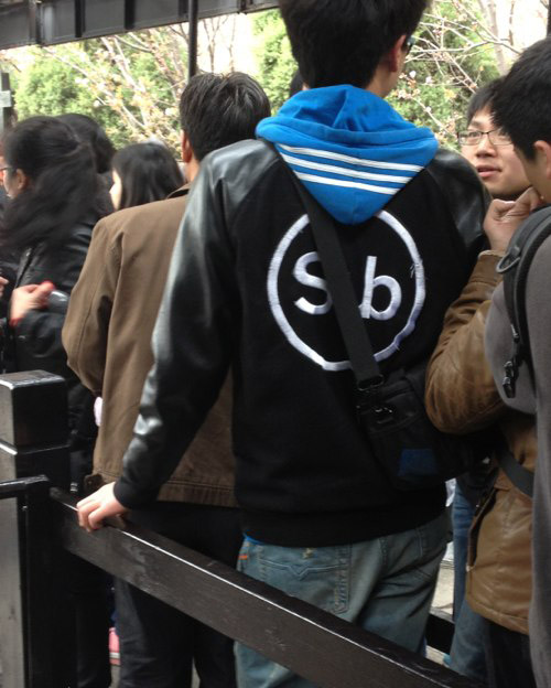 一看就是一个十足的傻比人物gif搞笑图片