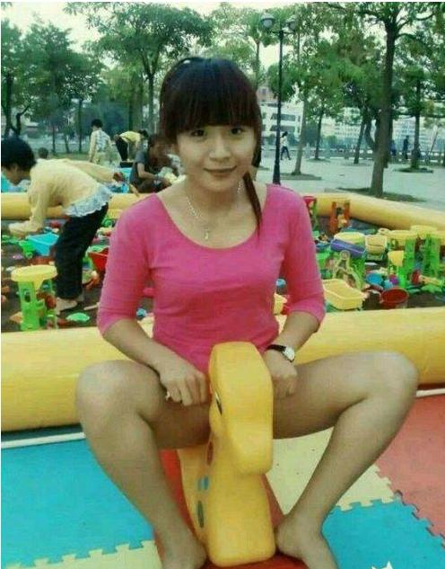 老板娘每天就是自己在这骑木马，就成功吸引了好多家长带孩子来玩了人物gif搞笑图片