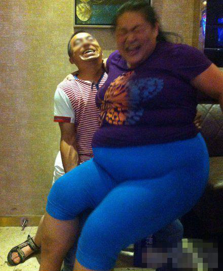 估计一条腿已经是粉碎性骨折了人物gif搞笑图片