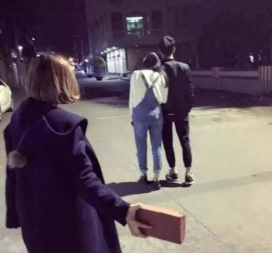 这对情侣的好日子到头了，接下来的日子不好过了人物gif搞笑图片