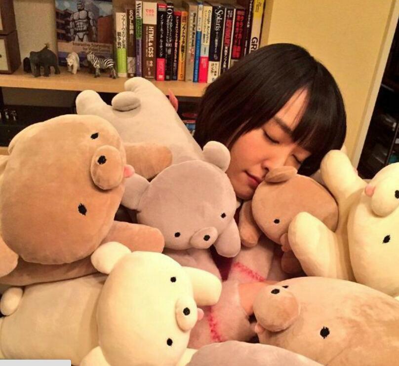 不知所措，被熊淹没人物gif搞笑图片