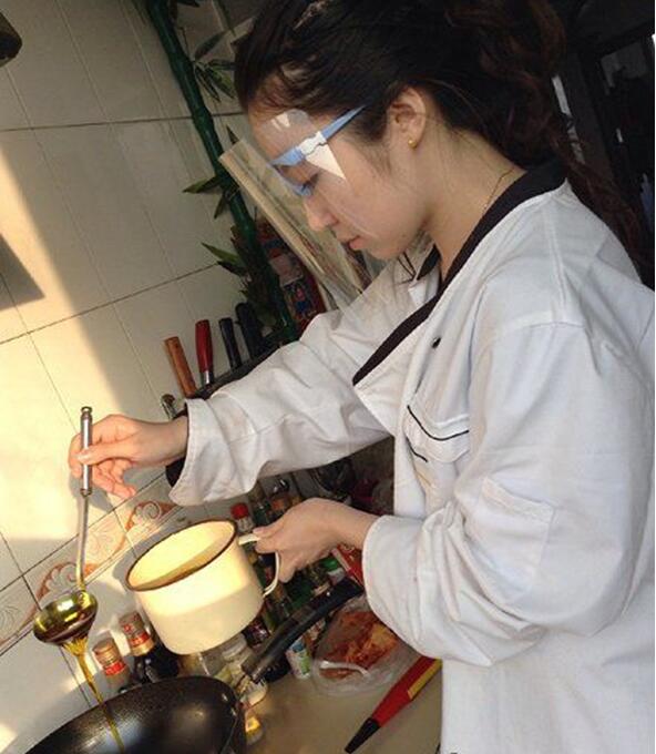 菇凉你确定你是在做饭而不是在做实验？！人物gif搞笑图片