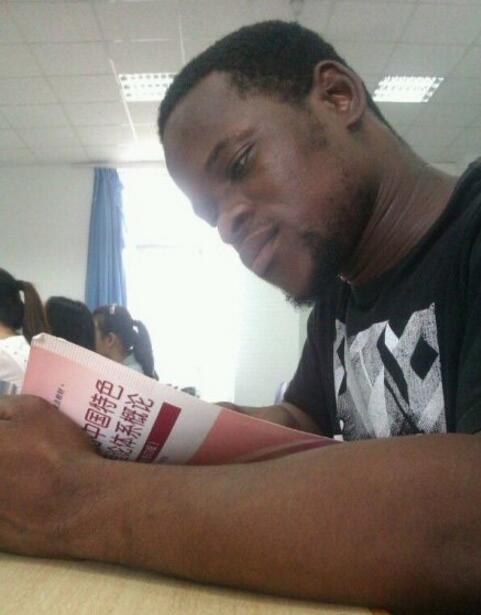 我还有什么理由不去上毛概课人物gif搞笑图片