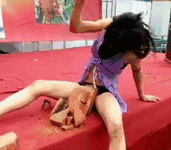 姐啊~冲这把子力气和敬业的态度,去哪找不到工作啊?人物gif搞笑图片