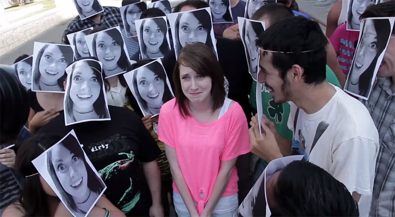 妹子，你的仰慕者这么多啊人物gif搞笑图片