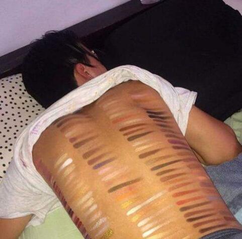 千万不要在女人化妆的时候睡觉，否则……人物gif搞笑图片