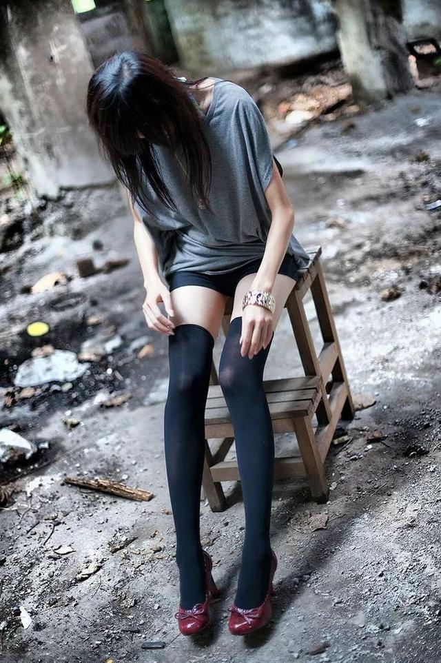 这地方有点荒凉啊！人物gif搞笑图片