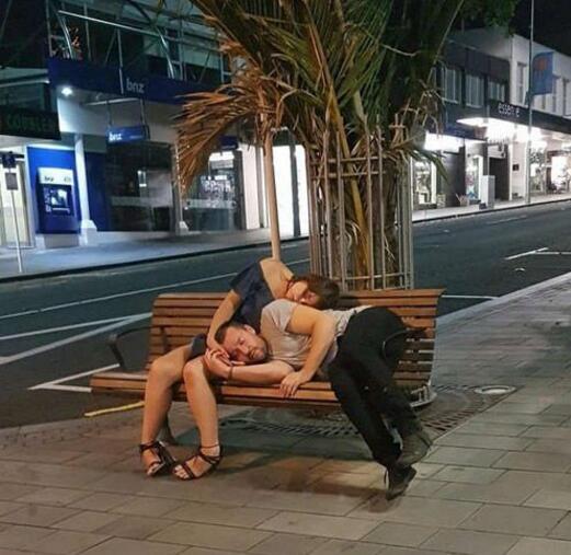 这个就叫同甘共苦人物gif搞笑图片