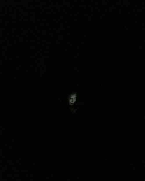 漆黑的夜晚，一个女人涂着面膜，玩手机人物gif搞笑图片