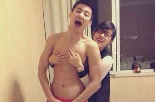 男人也有被袭胸的时候人物gif搞笑图片