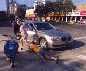 大姐别追了，宝马男就是玩你的，跪地上着小伙才是真爱人物gif搞笑图片