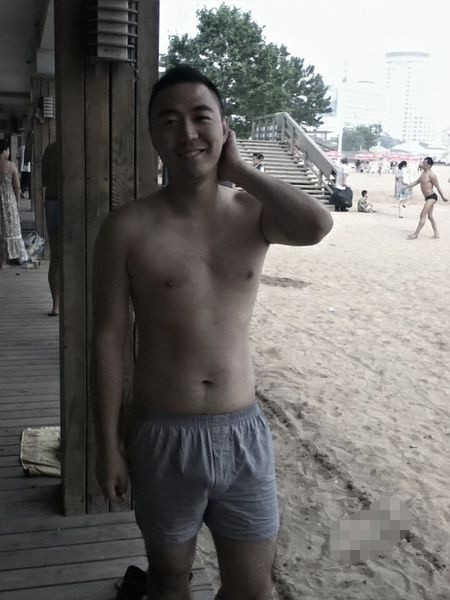 事实证明再小再远的人都可以轻松抢镜。。。人物gif搞笑图片