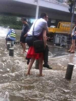 女汉子背男人过街人物gif搞笑图片