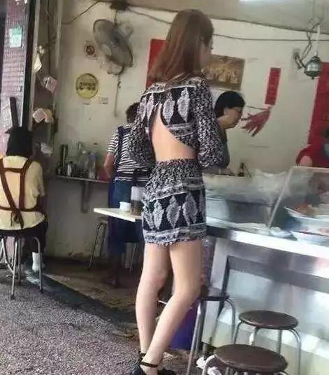 妹子确定这衣服没穿反吗人物gif搞笑图片