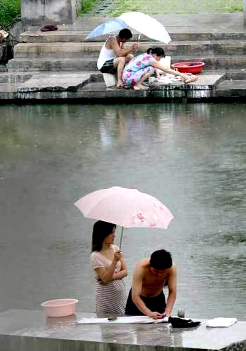 都是媳妇，差别咋这样大呢？人物gif搞笑图片