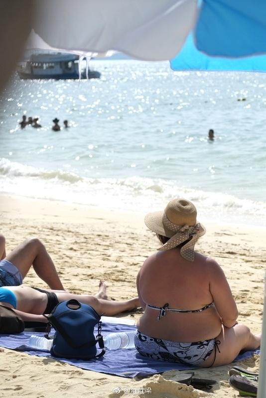 不知道在想什么呢？人物gif搞笑图片