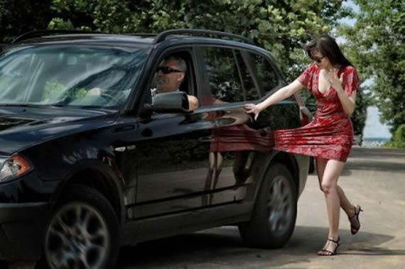 裙子夹住了人物gif搞笑图片