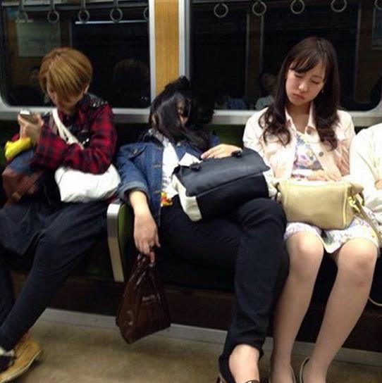 地铁上的睡神人物gif搞笑图片