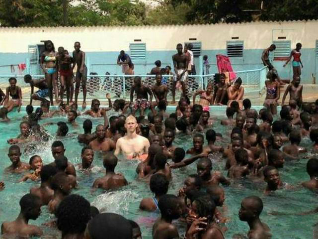 如果在游戏里，这位大哥一看就是拥有主角光环的人人物gif搞笑图片