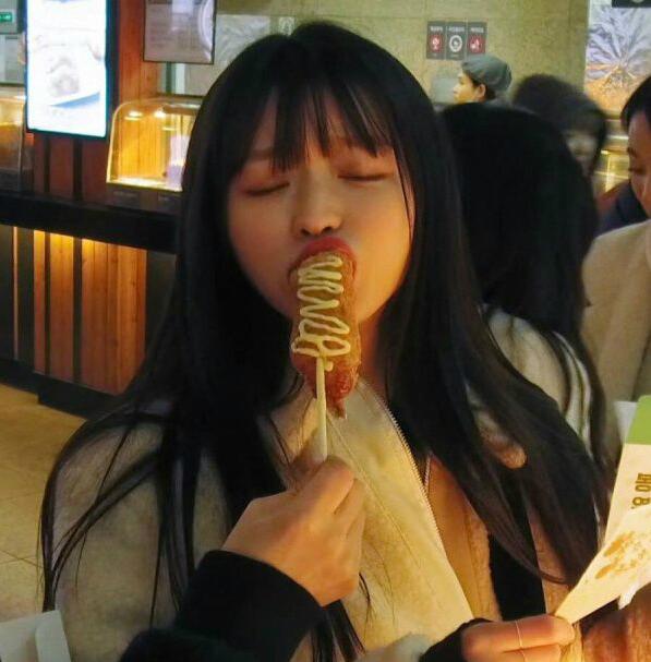 喂女友的真正方法人物gif搞笑图片