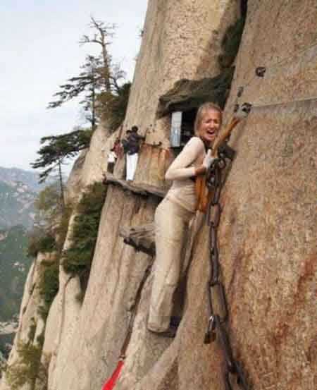 老外第一次走蜀道，差点吓哭了人物gif搞笑图片