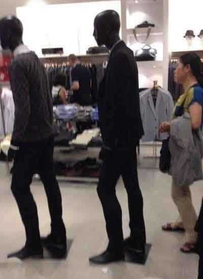 告诉你吧，她已经在这俩模特后面排五分钟了人物gif搞笑图片