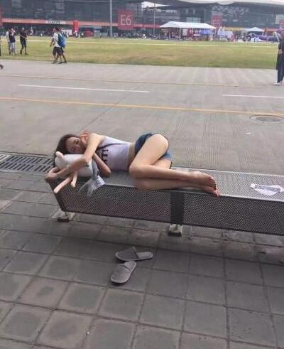 看到妹子这样睡大街，真心疼人物gif搞笑图片