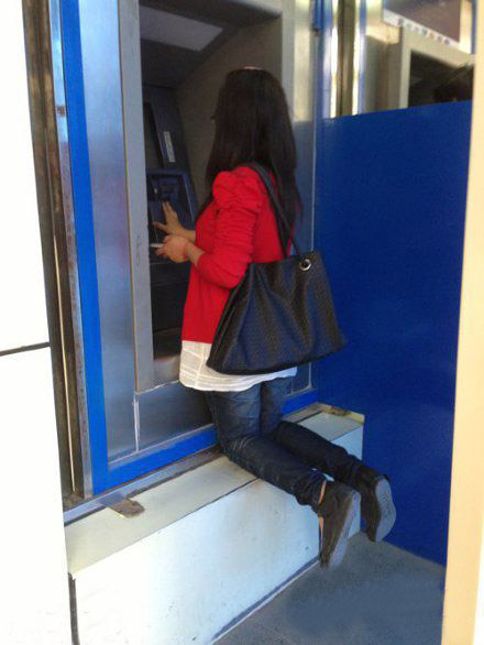 银行是上帝，客户取钱都要跪着取人物gif搞笑图片