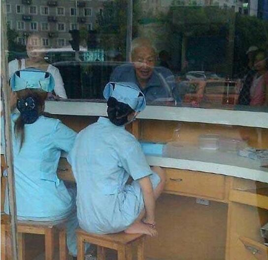 你永远无法预料橱窗里面在干什么人物gif搞笑图片