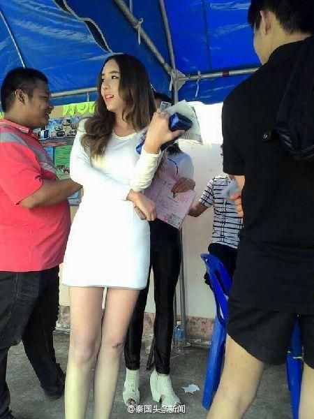 泰国征兵现场惊现白衣美艳人妖，颜值不输POY！人物gif搞笑图片