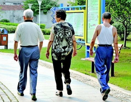 这大妈绝对有领导气质人物gif搞笑图片