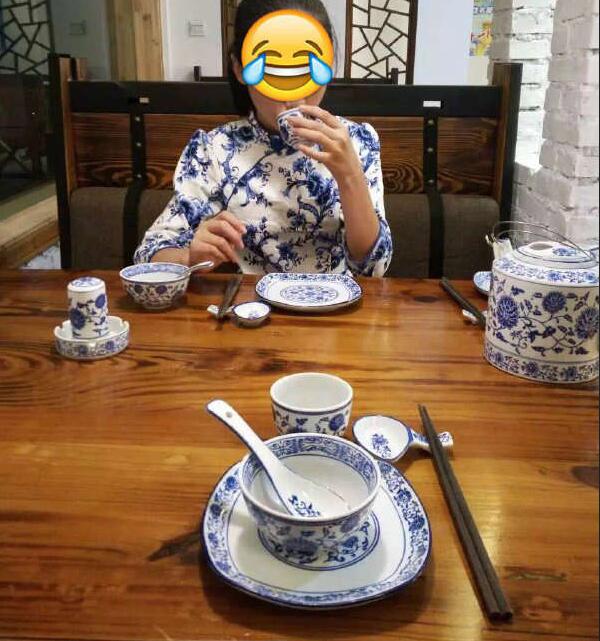 啊，撞衫了人物gif搞笑图片