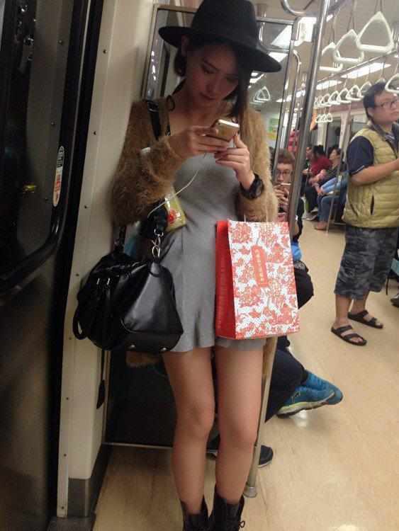 地铁上偶遇的小姐姐人物gif搞笑图片
